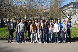 Gruppenbild mit Oberbürgermeister Markus Ibert, Isabel Meinzer, Lehrerin Max-Planck-Gymnasium, Dimitri Lalanne und Manuel Hoffmann, beide Lehrer des Lycée Sud-Médoc Bordeaux, Austauschschüler, Martin Ries, Schulleiter des Max-Planck Gymnasiums