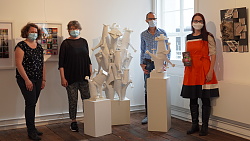 Museumspädagogin Silke Höllmüller, Gabriele Bohnert, Leiterin des Lahrer Stadtmuseums, Dieter Weißenberger vom Vorstand L’ART POUR LAHR und Kulturamtsleiterin Cornelia Lanz (von links) in der  Sonderausstellung „Lahrer Schächtele – Kunst mit Produkten der Firma Leser“