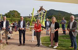 Quartiersspielplatz im Baugebiet Heubühl
Von Links:  Baubürgermeister Tilman Petters, Oberbürgermeister Markus Ibert, stellv. Ortschaftsrätin Brigitte Beck, Ortschaftsrätin Marion Himmelsbach, Ortsvorsteher Klaus Girstel
