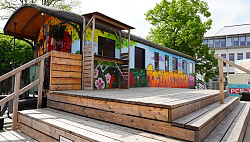 Kulturwaggon auf dem Rathausplatz