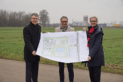 (v.l.) Landrat Thorsten Erny, Oberbürgermeister Markus Ibert und Ortenau Klinikum-Vorstandsvorsitzende Claudia Bauer-Rabe vor dem künftigen Baufeld in Lahr. Sie halten einen Bauplan in der Hand. 