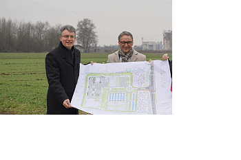 (v.l.) Landrat Thorsten Erny, Oberbürgermeister Markus Ibert und Ortenau Klinikum-Vorstandsvorsitzende Claudia Bauer-Rabe vor dem künftigen Baufeld in Lahr. Sie halten einen Bauplan in der Hand. 