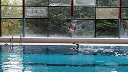 Schwimmerbecken vor Fensterwand