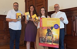 Vorstellung des Spielzeitmagazins 23/24, auf dem Foto (von links) Erster Bürgermeister Guido Schöneboom, Yvonne Berndt, Valerie Silberer, Leiter der , Leiter des Amts für Kultur, Musik und Medien Tobias Meinen 