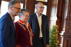 Oberbürgermeister Markus Ibert, die diesjährige Chrysanthemenkönigin und Bernhard Palm vom E-Werk stehen zusammen.