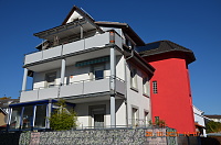 Das Bild zeigt das Haus in dessen Obergeschoss sich die Ferienwohnung 's Herrehus befindet von außen. Zu sehen ist die Giebelseite mit Balkonen.