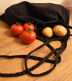 Tomaten und Kartoffeln in einer Stofftasche auf Tisch