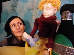 Puppenspielerin mit der Puppe Daumesdick