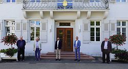 Lahrs Oberbürgermeister Markus Ibert (Vierter von links) und die Delegation aus Dole, bestehend aus Jean-Pierre Cuinet, Jean-Claude Protet, Bürgermeister Jean-Baptiste Gagnoux und Jean-Pascal Fichèche (von links), vor dem Lahrer Rathaus.