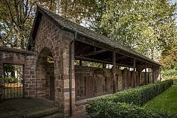 Alte Grabanlage im Denkmalhof bei der Stiftskirche