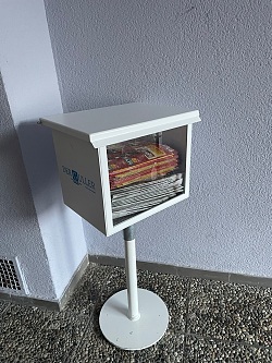 weißer Papierständer mit durchsichtiger Scheibe 