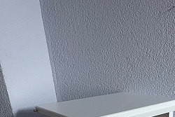 weißer Papierständer mit durchsichtiger Scheibe 