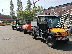 Zwei Fahrzeuge mit Gießanhänger stehen auf dem BGL-Gelände, bereit zum Einsatz.