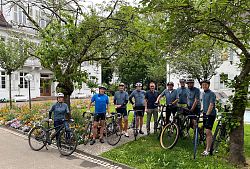 Oberbürgermeister Markus Ibert (Mitte) verabschiedet die Radfahrerinnen und Radfahrer bei der Abfahrt nach Dole.
