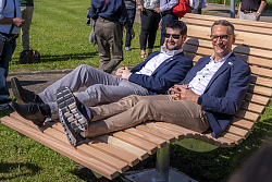 Jean-Baptiste Gagnoux, Bürgermeister von Dole, und Lahrs Oberbürgermeister Markus Ibert auf einer der beiden Himmelsliegen, die 60 Jahre Freundschaft zwischen den beiden Städten symbolisieren (von links).