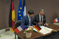 Jean-Baptiste Gagnoux, Bürgermeister von Dole, und Lahrs Oberbürgermeister Markus Ibert bekräftigen mit ihren Unterschriften die Städtepartnerschaft symbolisch (von links).