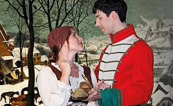 Das Bild des agon Theaters München zeigt das Aschenbrödel und den Prinzen mit dem Schuh vor der verschneiten Gutskulisse.