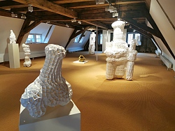  Aus unzähligen kleinen gefalteten Drei-, Vier- und Fünfecken entstehen zusammengefügt beinahe menschengroße amorphe Objekte – „Addition“, wie Eberhardt Freudenreich seine Skulpturen aus Papier mathematisch-nüchtern nennt.