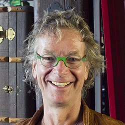 Edzard Schoppmann mit grüner Brille.