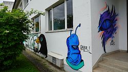 Graffiti am Eingang des Lahrer Kinder- und Jugendbüros.