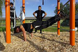 Ein Mann macht Liegestützen an der öffentlich zugänglichen Calisthenics-Anlage in der Rainer-Haungs-Straße, die 2024 u.a. mit dem Lahrer Stadtgulden realisiert wurde