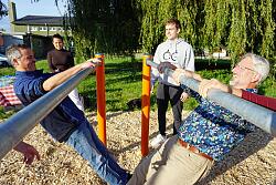 Andreas May (Abteilung Soziales, Stadt Lahr) und Baubürgermeister Tilmann Petters machen gemeinsam Übungen an der  öffentlich zugänglichen Calisthenics-Anlage in der Rainer-Haungs-Straße, die 2024 u.a. mit dem Lahrer Stadtgulden realisiert wurde