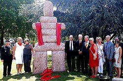 Hier sieht man ein Gruppenbild zur Einweihung des Inukshuk.&#13;&#10;Folgenden Personen haben sich auf beiden Seiten des Inukshuk aufgestellt: Colonel Chuck Mathé und Ehefrau, Heather Caroll, Richard Denyes Ehemann von Stadträtin Jackie Denyes, Botschafter von Kanada und Sonderbeauftragter für die Europäische Union und Europa S.E. Stéphane Dion, Oberbürgermeister Dr. Wolfgang G. Müller, Stadträtin Jackie Denyes und weitere Delegationsmitglieder