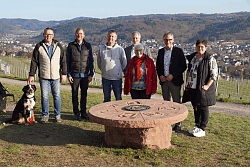 Bei der Einweihung des Stadtteilsteins auf dem Lahrer Schutterlindenberg waren (von links) Georg Bader, Ortsvorsteher Hugsweier, Fabian Roßmanith, Leiter Grün und Umwelt, Klaus Dorner, Ortsvorsteher Kippenheimweiler, Bürgermeister Tilman Petters, Initiatorin Uschi Voll, Oberbürgermeister Markus Ibert und Nicole Baur, Ortsvorsteherin Sulz.
