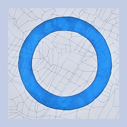 Ein blauer Kreis wurde auf eine weiße Leinwand gemalt. Auf der Leinwand sind zudem kleine graue Striche.