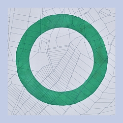 Ein grüner Kreis ist auf einer weißen Leinwand gemalt. Kleine Graue Striche und Kreise ergeben im Hintergrund ein geometrisches Muster.