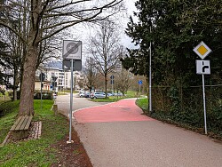 Das Foto zeigt das Ende des Fahrradweges am Rosenweg, links geht es zum Pflegeheim, rechts in den Rosenpark