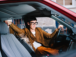 Eva Karl-Faltermeier sitzt in einem Auto