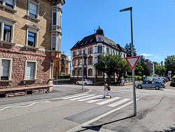 Eine Person geht über einen Zebrastreifen.