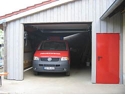 VW-Bus in einer Garage