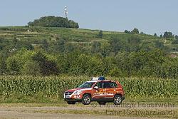 Geländewagen der als Führungsfahrzeug genutzt wird.&#13;&#10;Das Fahrzeug ist rot weiss, im Hintergrund ist der Schutterlindenberg zu sehen.