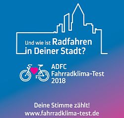 Ausschnitt aus dem Plakat zur Bewerbung des Fahrradklimatest 2018. Zu sehen ist die stilisierte Siluette einer Stadt, davor ein Fahrrad und die Frage: "Wie ist Radfahren in deiner Stadt?" sowie "ADFC Fahrradklima-Test 2018" und "Deine Stimme zählt www.fahrradklima-test.de"