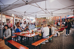 Das Foto zeigt Kinder am Bastelstand auf dem Urteilsplatz