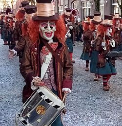 Guggemusik mit Trommeln und Masken beim Umzug durch die Innenstadt