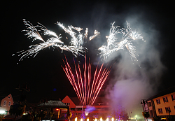 Feuerwerk auf dem Marktplatz mit bunten Raketen