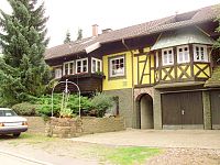 Das Bild zeigt das Haus, in dem sich die Ferienwohnung Annerose befindet, von außen.