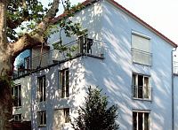 Das Bild zeigt das Haus, in dem sich die Ferienwohnungen Lammer befinden, von außen.