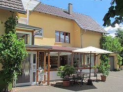 Das Bild zeigt das Haus, in dem sich die Ferienwohnung Annemarie befindet, von außen. 