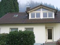 Das Bild zeigt das Haus, in dem sich die Ferienwohnung Becherer befindet, von außen.