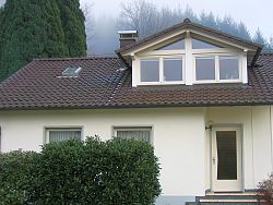 Das Bild zeigt das Haus, in dem sich die Ferienwohnung Becherer befindet, von außen.