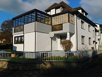 Das Bild zeigt das Haus, in dem sich die Ferienwohnung Marks befindet, von außen.