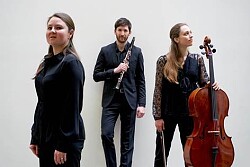 Das Essemble Elsa. Pianistin Liliia Khusnullina (links) mit zusätzlicher Unterstützung von Lorenzo Salvá Peralta (mitte) und die französische Cellistin Marie Viard (rechts)