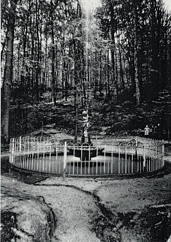 Historische Großaufnahme des Fischerknab-Brunnens