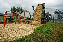 Ein Muldenkipper schüttet Hackschnitzel auf die Fläche der öffentlich zugänglichen Calisthenics-Anlage in der Rainer-Haungs-Straße, die 2024 u.a. mit dem Lahrer Stadtgulden realisiert wurde