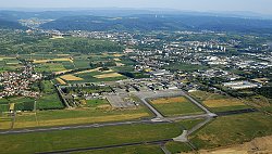 Das Bild zeigt das Flughafengelände aus der Luft.