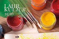 Bild mit Farbtöpfen und Pinseln.